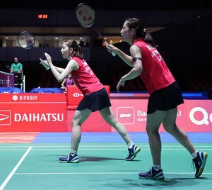 バドミントンジャパンオープン　女子ダブルス1回戦　広上･保原組対志田･松山組　相手サービスに備える志田(左)と松山(撮影･山本朝陽)