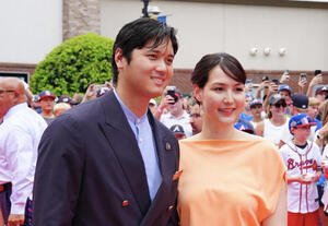 MLBオールスターのレッドカーペットで写真に納まるドジャース大谷(左)と真美子夫人(撮影･垰建太)