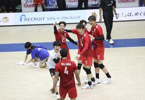 日本対ドイツ第2セット、スパイクを決めた宮浦健人を笑顔で迎える日本代表(撮影･増田悦実)