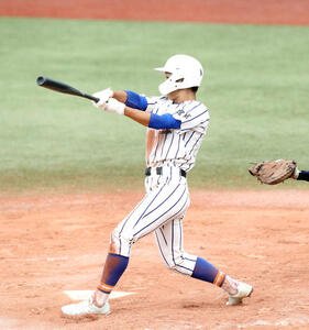 東北学院榴ケ岡対石巻　9回表東北学院榴ケ岡2死三塁、左中間へ勝ち越しの適時二塁打を放つ東北学院榴ケ岡･後藤(撮影･木村有優)