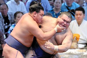 名古屋場所初日、小結高安(右)を破った横綱豊昇龍=2025年7月13日