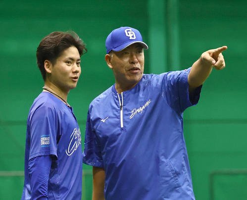 先発予定だった中日金丸(左)と話をする井上監督(撮影･上田博志)