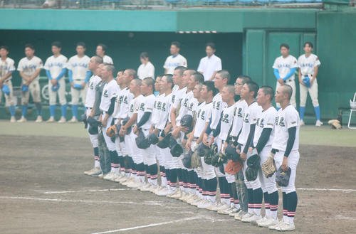 寒河江対羽黒　勝利し校歌を歌う羽黒ナイン(撮影･高橋香奈)