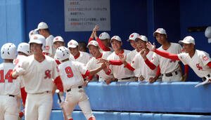 聖和学園対仙台商　6回の追加点を喜ぶ仙台商ベンチ(撮影･木村有優)