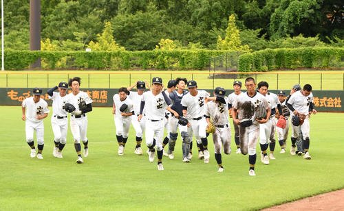 小出対万代　試合後、一塁側応援席へのあいさつを終え、ベンチに引き上げる小出ナイン