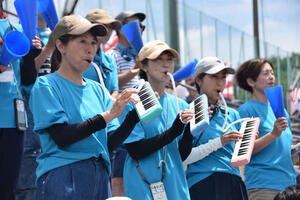 帝京八王子対小平西　三塁側スタンドで鍵盤ハーモニカの演奏で応援した小平西の保護者、左から順に森さん、村井さん、内藤さん(撮影･泉光太郎)