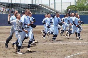 藤沢清流対横浜清陵　勝利し喜ぶ横浜清陵ナイン(撮影･宮地輝)