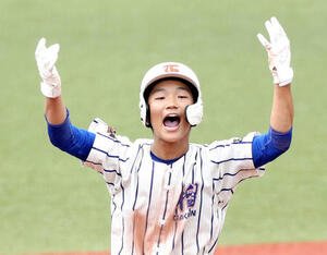 東北学院榴ケ岡対石巻　勝ちこしの適時二塁打に喜ぶ東北学院榴ケ岡･後藤(撮影･木村有優)