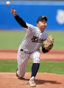 修徳対広尾　力投する広尾先発の古荘(撮影･小島史椰)