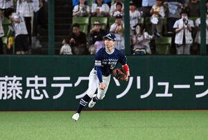 西武対日本ハム　5回裏西武1死満塁、渡部聖の中前適時打の打球を捕球し三塁へ悪送球し適時失策を許す五十幡(撮影･滝沢徹郎)