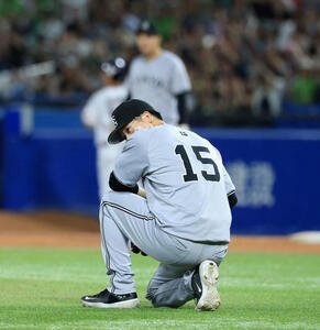 ヤクルト対巨人　8回裏ヤクルト2死三塁、宮本に三塁適時内野安打を許し、がっくりの大勢(撮影･浅見桂子)