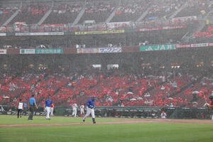 広島対DeNA 2回表地中、雨脚が強くなり試合が中断(撮影･加藤孝規)