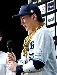 西武対日本ハム　ヒーローインタビューで愛犬の死を涙ながらに報告する西武長谷川(撮影･滝沢徹郎)
