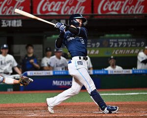 西武対日本ハム　8回表日本ハム2死、矢沢は右前打を放つ(撮影･滝沢徹郎)
