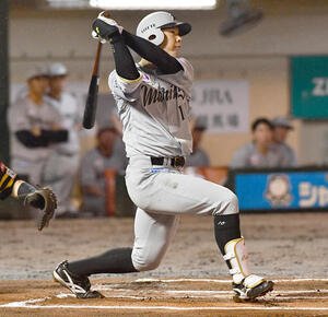 ソフトバンク対ロッテ　6回表ロッテ無死一塁、上田は右越え2点本塁打を放つもこの回途中でコールドとなり、本塁打は幻となる(撮影･岩下翔太)