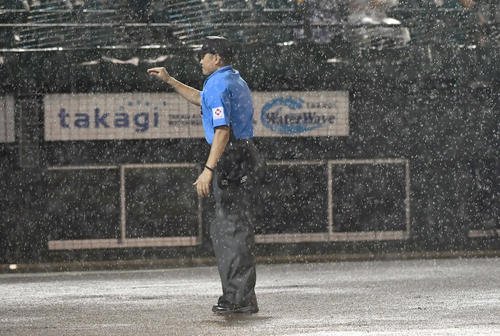 ソフトバンク対ロッテ　6回表途中で雨が強まり、コールドゲームが宣言される(撮影･岩下翔太)