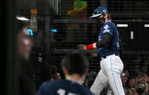 西武対日本ハム　試合に敗れ引き揚げる日本ハム新庄監督(後方)(撮影･滝沢徹郎)