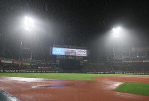 広島対DeNA 6回裏広島1死二塁、2度にわたる愛中断の末、降雨コールドゲームとなった(撮影･加藤孝規)