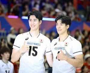 日本対アルゼンチン　アルゼンチンに勝利し、写真に納まる甲斐(左)と宮浦(撮影･河田真司)
