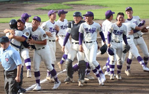 創価対明大八王子　9回のピンチを守り切り、喜ぶ明大八王子ナイン(撮影･泉光太郎)