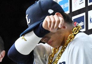 西武対日本ハム　ヒーローインタビューで愛犬の死を涙ながらに報告する西武長谷川(撮影･滝沢徹郎)
