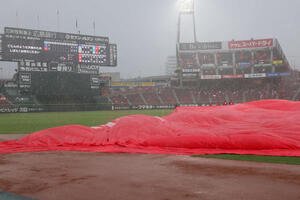 広島対DeNA 2回表、雨脚が強くなり試合が中断(撮影･加藤孝規)