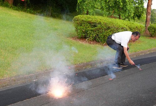 競技開始前、コース内の安全対策のため爆竹が実施される(撮影･足立雅史)