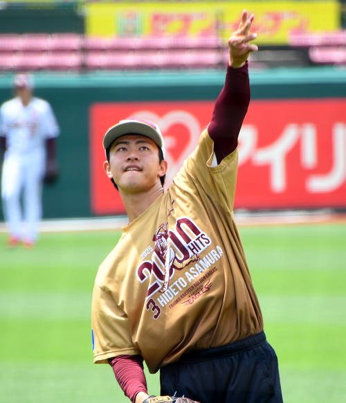 キャッチボールする楽天古謝