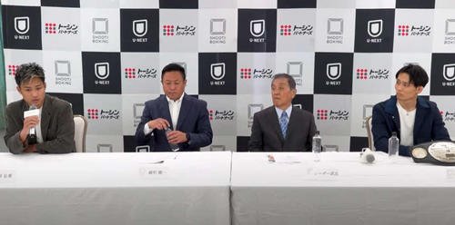 記者会見でバチバチに火花を飛ばした笠原弘希(左端)とイモト･ボルケーノ(右端)、中央左は緒形健一代表、同右はシーザー武志会長(SB公式YouTubeから)