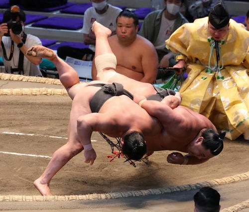 幕下の炎鵬(左)は左下手投げで北大地を下し2勝1敗とした(撮影･西尾就之)