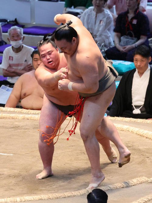 弓取り式を担当している幕下の花の海(左)は押し出しで豪刃雄を下した(撮影･西尾就之)