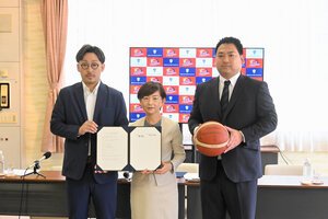 教育連携協定を結んだ盛岡白百合学園中高の浅沼千明校長(中央)と岩手ビッグブルズの水野哲志社長(左)ら=2025年7月18日午前10時18分、盛岡市山岸4丁目、佐藤善一撮影