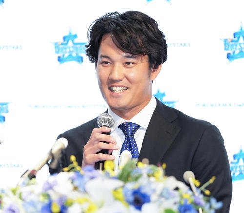入団会見で笑顔のDeNA藤浪(撮影･鈴木みどり)