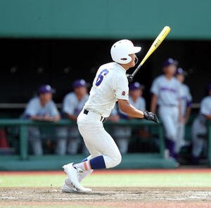 盛岡大付対盛岡工　3回表盛岡大付1死満塁、左越えに走者一掃の逆転適時三塁打を放つ盛岡大付･平野(撮影･木村有優)