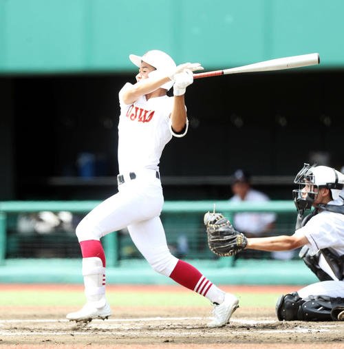 久慈対大野･葛巻･伊保内連合　2回表久慈1死二塁、左前的時代を放つ久慈･宇部智(撮影･木村有優)