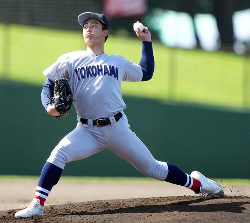 相模原城山対横浜　力投する横浜先発の奥村(撮影･小島史椰)