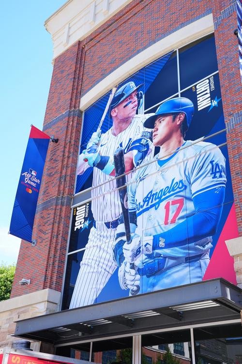 オールスターで彩られるトゥルーイスト･パークにはドジャース大谷とヤンキースのジャッジらの大きなバナーが飾られる(2025年7月14日)