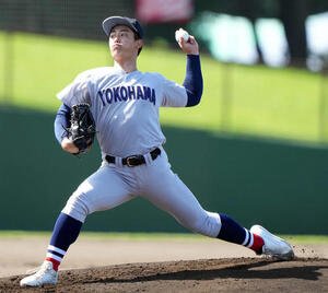 相模原城山対横浜　力投する横浜先発の奥村(撮影･小島史椰)