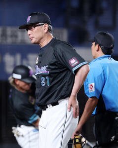 ロッテ対オリックス　8回表、投手交代を告げベンチに引き揚げるロッテ吉井監督(撮影･鈴木正人)