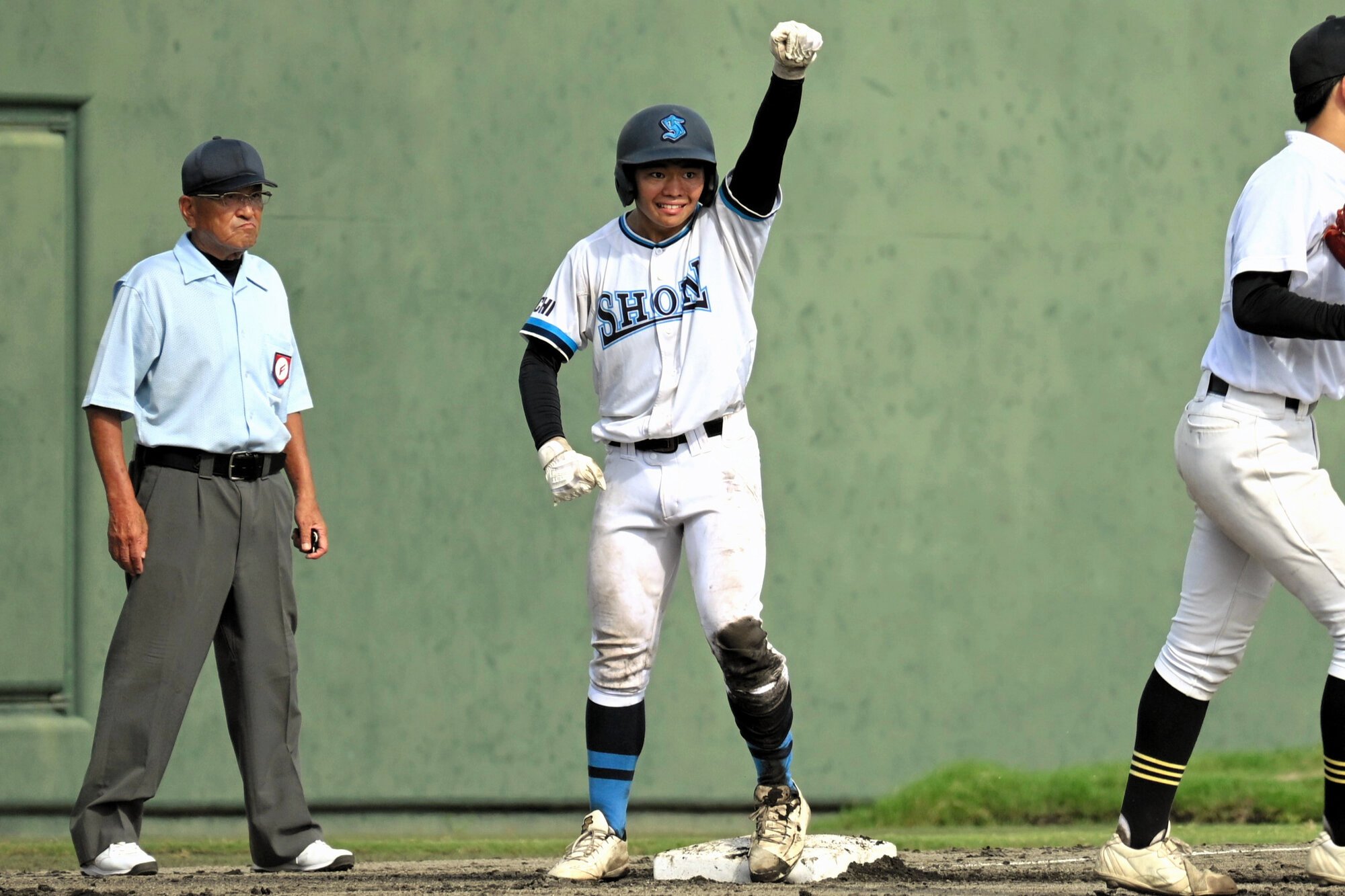 第107回全国高校野球選手権愛知大会　松蔭―菊里　五回表、三塁に進塁し、ガッツポーズをする松蔭･深尾官九朗選手=2025年7月18日、岡崎レッドダイヤモンド、堀内未希撮影