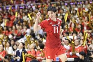 日本対ブラジル　第1セット、ポイントを笑顔の富田(撮影･宮地輝)