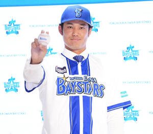 入団会見後、ユニホームを着て記念撮影に臨むDeNA藤浪(撮影･鈴木みどり)