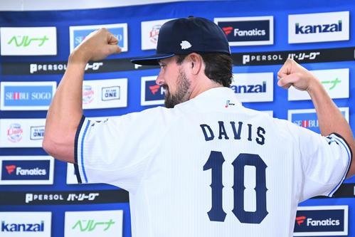 16日、入団会見でポーズを決める西武デービス