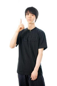 ｢一｣ポーズを見せる羽生結弦さん(撮影･江口和貴)