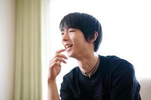 本紙インタビューに臨み、笑みを浮かべる羽生結弦さん(撮影･江口和貴)