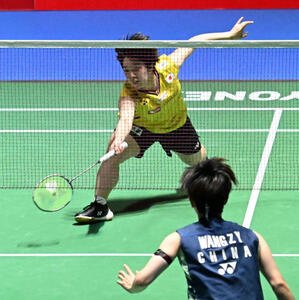 女子シングルス準決勝でプレーする山口茜(撮影･千葉一成)