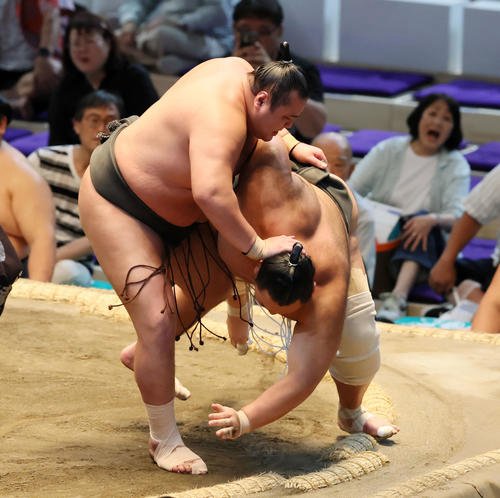 上手投げで朝乃山を破った北の若(撮影･加藤哉)