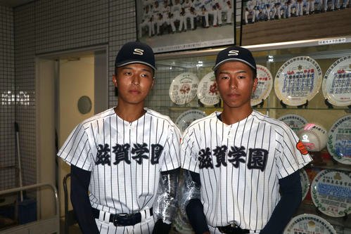滋賀学園対膳所　兄弟で零封リレーを完成させた滋賀学園･土田義(左)と土田悠(撮影･一樹)