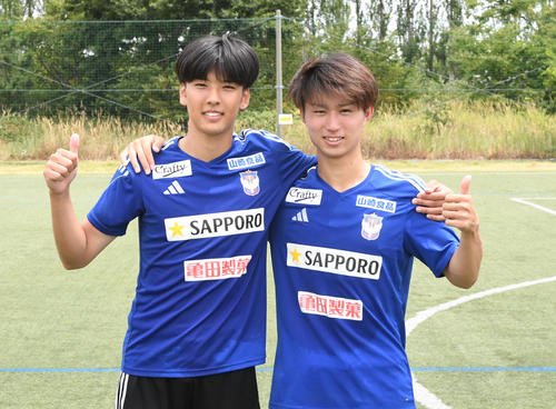 新潟U－18の竹ノ谷(左)と稲葉(撮影･小林忠)