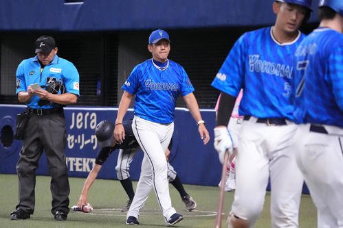 中日対DeNA 8回表終了、三浦監督(左から3人目)は選手交代を告げる(撮影･森本幸一)